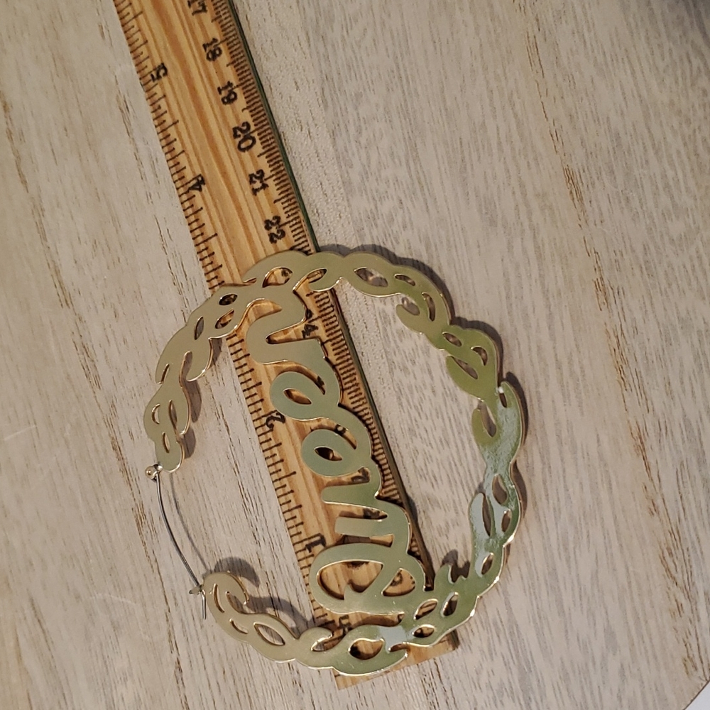 'QUEEN' within a circular design pierced goldtone statement piece Vegas party - Picture 5 of 5
